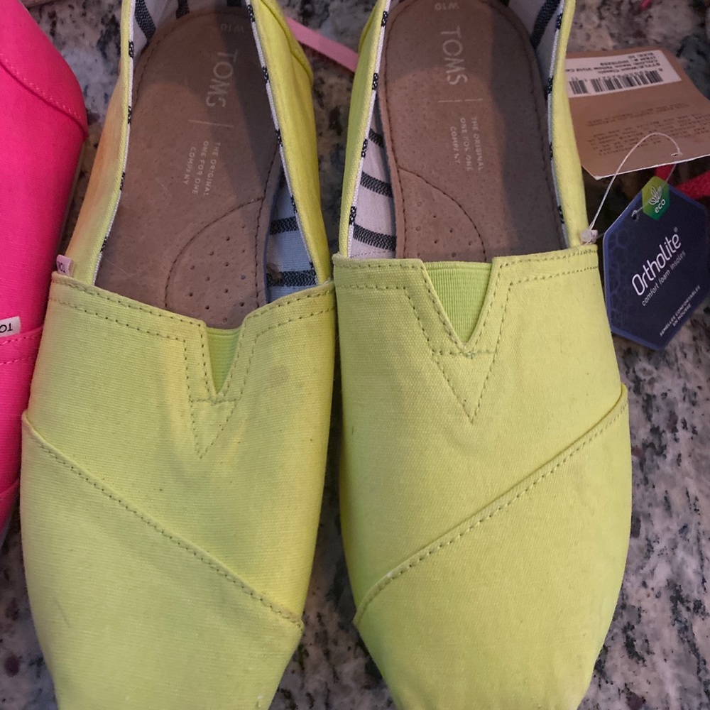 NWT size 10 neon yellow TOMS